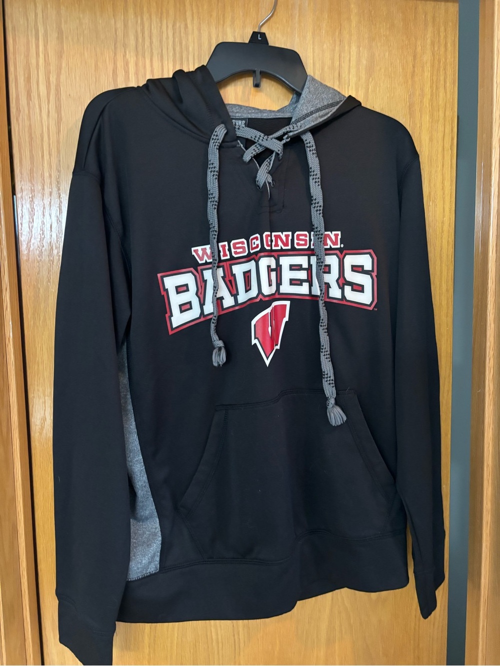 Wisconsin Badgers Black Pullover Hoodie size Medium